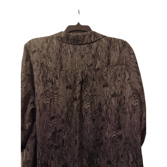 Torrid black gray snake skin pattern button up V neck blouse size large - Picture 6 of 8